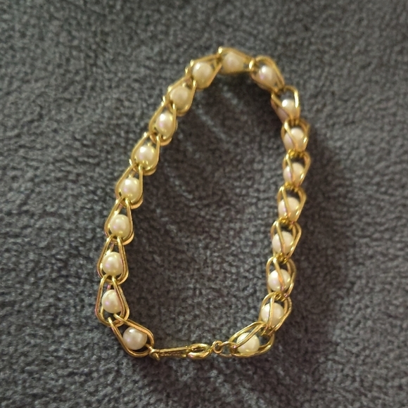 Avon Bracelet Caged Faux Pearl and Gold Tone Signed 7" Fashion Jewelry - Picture 3 of 3